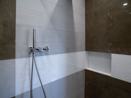 Bathrooms: marble, granite and natural stone coverings